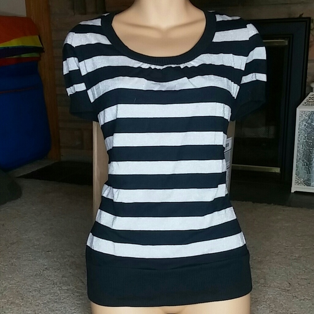Scoop neck black/silver stripe tee